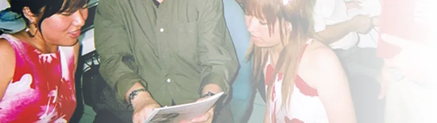 海外の翻訳事務所で認証翻訳の業務手順書を確認する法律翻訳者たち